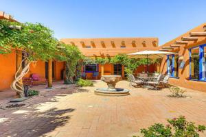 Las Cruces Santa Fe-Style Adobe Home on 6 Acres! Guest house, Las Cruces