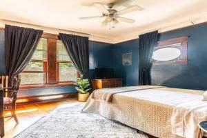 Charming Room in Historic BnB with Parking - Rm 5, Seattle