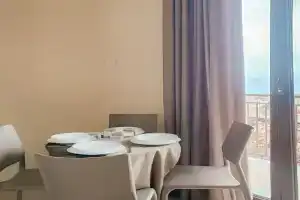 Le Muse Apartments, Patti