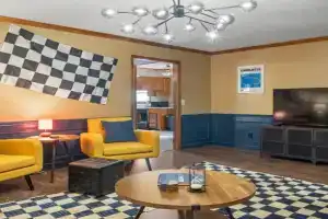4bd Contemporary Home with BBQ, Game Room, Charlotte