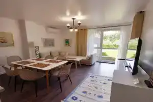 Apartment Van Gogh, Khisarya