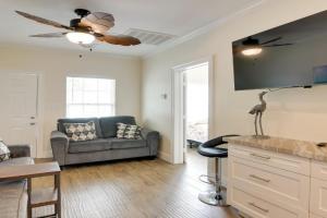Less Than 1 Mi to Historic Pleasure Pier Home! Guest house, Galveston