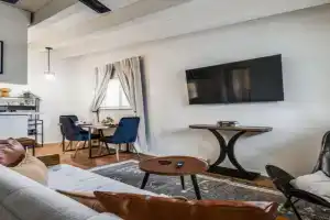 Austin Central 10 min to Downtown Apartments, Austin