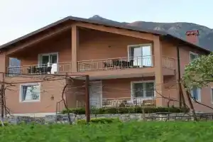 koman_lakeview_apartments, Comani