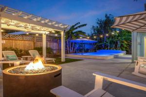 Historic 1926 Summerwind with Heated Pool - 3 Blocks to Beach Guest house, Galveston