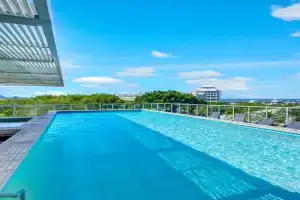 Waters Edge at Harbour Lights - Poolside Convenience Apartments, Cairns