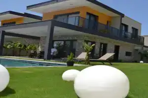 Ayayorgi süper havuzlu yeni Villa, Cesme