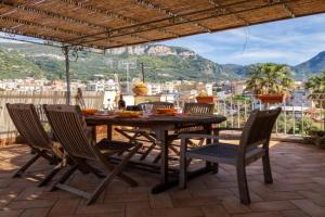 La Mela - De Vivo Realty Apartments, Meta