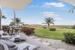Extremely rare walkout unit just steps from beach Guest house, Marco