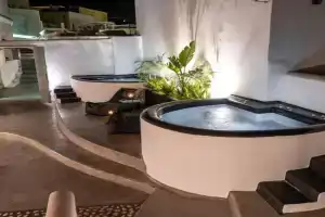 Cooper's Cave house with heated Jacuzzi, Megalokhori