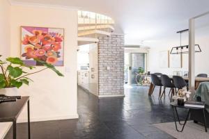 Character and Charm 3BR home with free wine Guest house, Adelaide