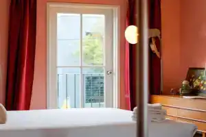 Chic Central Apt with Free Parking by Custom Bnb Hosting Apartments, Melbourne