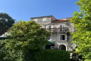 Main Street Apartment, Stagno