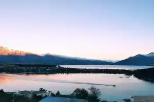 Lake Views - Close to Town - Hot Tub - Spa Pool Apartments, Queenstown
