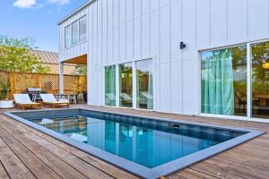 Luxury Group Retreat - Pool, Hot Tub, EV Station Guest house, Austin