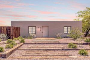 Cute & Cozy 2BR 1BA Adobe w Firepit Near UA & UMC Guest house, Tucson