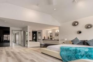 Newly Renovated Vacation Home w/ Hot Tub & Garage Guest house, Calgary