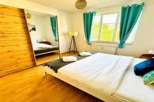 Stötteritz Holiday Apartment - 3 Rooms - 6 People - 5 beds - Balcony - Great public transport 11 minutes to the city, Leipzig
