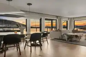 Premium Penthouse Sea & Mountain view Apartments in 2-Bathrooms, Free Parking in garage, Tromso