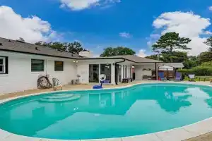 Poolside Bungalow with Fire Pit Fun and King Suite Guest house, Charlotte