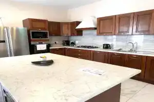 Mellieha large 4 Bedroom Apartment -sleeps 8 Prime Location- Beach 950m, Mellieha