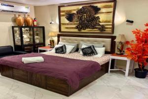 Studio - 27, One Bedroom Apt- Bandra west, Mumbai