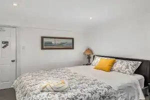 Beautiful Room 4mins from Airport, Ottawa