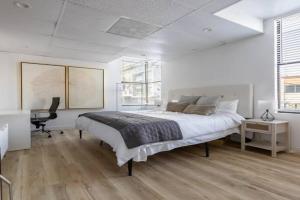 Corner view King bed room center of, Pasadena