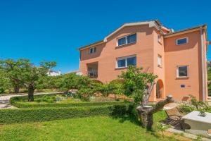 Apartments Lidija in a Quiet Area, Baska