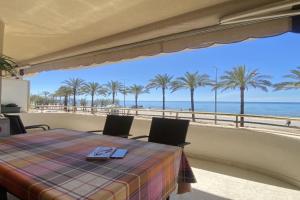 R151 Beachfront Apartment in, Calafell