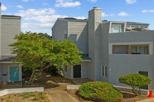 Triple Wave Rider - North End - Close to beach access Guest house, Virginia Beach