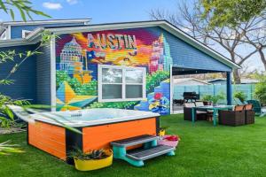 Austin Oasis Spacious 4BR Retreat with Hot Tub Cowboy Pool and Infrared Sauna Perfect for Families and Bachelorettes Guest house, Austin