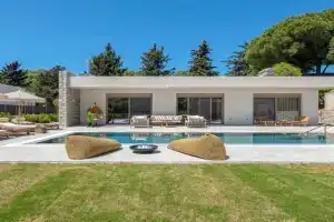 Emerald Estate Villa, Ixia