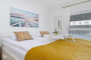 Luxury Two Bedroom Apartment with Terrace and Garage by Renters Prestige, Katowice