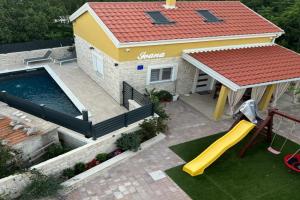 Hidden Oasis - pool, playground - 3 min from the beach Guest house, Vir