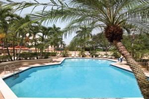 Cozy Two Room Suite with Modern Touches and Pool, Boca Raton
