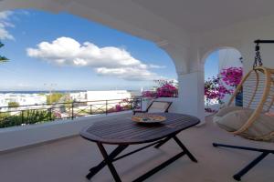 Betty's Serenity House, Kamari