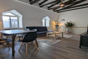 2 Bedrooms, 1 Sofa bed and 1,5 Bathrooms, Renovated Apartment in the Heart of Plateau Mont-Royal, Laval