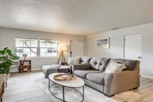 Sarasota Duplex in Gillespie Park 1 Mi to Dtwn! Guest house, Sarasota