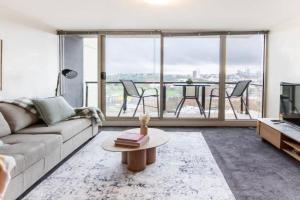 Stylish Cosy Gem w Pool, Tennis Court, & Parking Apartments, Melbourne