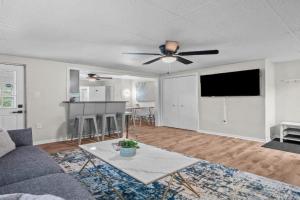 Bloomfield, Bright and Spacious TWO Bedroom Apt with Free Parking, Pittsburgh