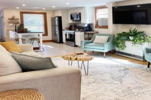 Cozy 3 Bedroom Getaway with Hot Tub, Burlington