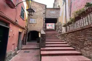 La Corsara-La casa nella roccia, Ameglia