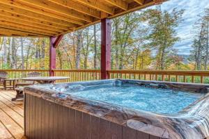 The Big Willow Retreat by Stony Brook Cabins Guest house, Gatlinburg