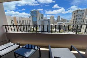 Heart of Waikiki w/ Kitchen - Free Parking - City View - Unit 1714 Apart-hotel, Honolulu
