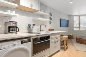 KING Bed - Premium STUDIO Suite - Ski Valet - Village, Whistler