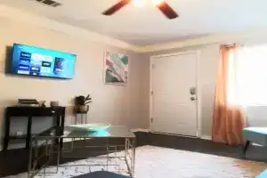 Cheeful, 2bed x 1bath Brick House, New Orleans