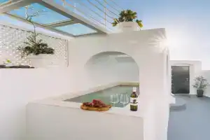 Noir Cave Villa with private Jacuzzi and Sunset Terrace, Pirgos