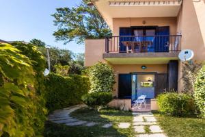 GuestHost - Apt Esmeralda near the Sea with Patio!, Cannigione