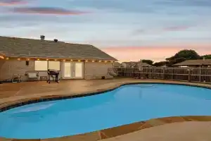 Charming 3 Bedrooms Escape w Pool Yard Foosball, Plano